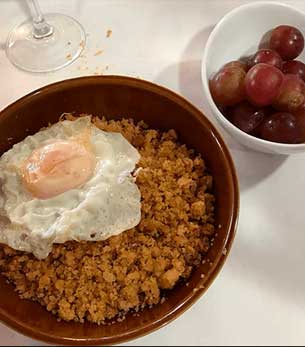 migas con huevo y uvas